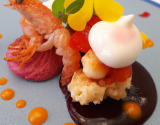 Langoustine croustillante, rougail tomates-poivrons, mimosa d'œuf et gelée à l'hibiscus