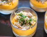 Verrine de mousse de carottes brisure de cacahuète, nage de poireaux caramélisés