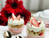 Trifle de fraises à la rose et au chocolat blanc