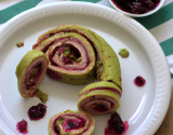 Roulé à la pistache et à la confiture de cerise