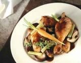 Poulet au vin rouge, aux légumes et champignons