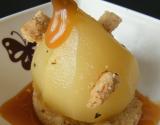 Poire pochée farcie avec une compote de pommes, caramel et crumble aux noisettes