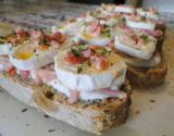 Tartines au chèvre et lardons