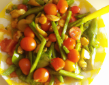 Salade de tomates et  de petits légumes poêlés