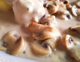 Chapon à la crème de petits suisses et aux champignons