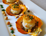 Coquilles Saint Jacques en croûte de noix et crème de potiron