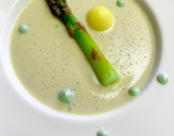 Bar de ligne, pulpe d'asperges vertes, emulsion citronelle