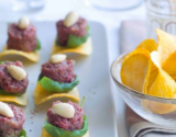 Mini tartares de bœuf aux amandes sur tuiles