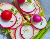 Tartine fraîcheur aux radis colorés