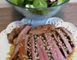 Salade de Ramen et  magret de canard aux graines de sésame grillées