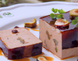 Terrine de foie gras au vin de noix et au pruneaux