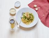 Tagliatelles au pesto, tuiles de parmesan et gousses d’ail confites