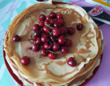 Gâteau de crêpes à la pêche et cerises