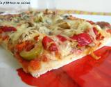 Pizza aux saucisses, poivrons et olives vertes