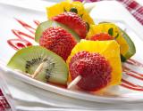 Brochettes de fruits printaniers