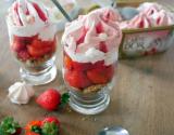 Trifles spéculoos chantilly et rosette de glace Carte d'Or® façon glacier fraise et morceaux de meringue