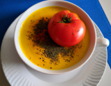 Cappuccino de curcuma sur velouté de tomates - fenouil