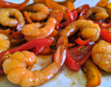 Crevettes poêlées sur lit de poivrons confits à l'huile de piment d'Espelette