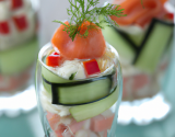 Verrines de saumon fumé, concombre et surimi