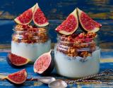 Breakfast bowl au lait d'amandes, graines de chia, granola maison et figues