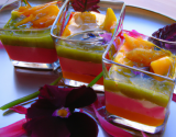 Verrines tricolores, gelée d'hibiscus, kaki et mousse de kiwi