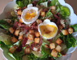 Salade frisée au fromage, croutons, pancetta et œufs pochés