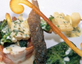 Roulé de saumon mi-cuit fourme d'ambert et épinards brochette maraîchère aux herbes gâteau de merlan aux lentilles en habit vert