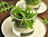 Verrine de bonite acidulée sous lit de roquette