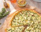 Tarte de courgettes aux herbes de Provence et chèvre à la Moutarde douce au miel