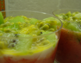 Verrine fraise banane kiwi sur lit de fromage blanc