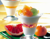 Verrine blanche entre deux fruits