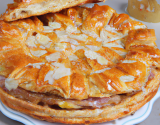 Galette des rois à la crème d'amandes saupoudrée de sucre glace