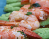 Brochette de crevettes marinées et crème d'avocat concombre