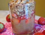 Verrine crumblelisée rhubarbe et fraise