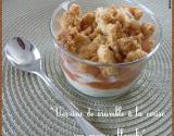 Verrine de crumble à la cerise sur mousse blanche