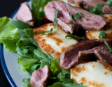 Salade d'Agneau, Halloumi, Roquette et Poivrons Grillés