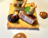 Crousti de foie gras aux noix, gelée de vin jaune et pommes Charlotte aux morilles