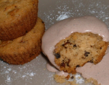 Muffins à la pomme, noix et raisins de corinthe et mousse onctueuse à la crème de soja  parfumée au chocolat épicé