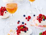 Mini pavlova aux fruits rouges nappée d'une crème fouettée légère au cidre