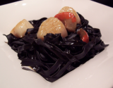 Tagliatelles encre de seiche, Saint-Jacques au vermouth