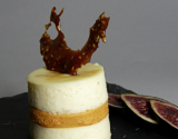 Panna cotta bicolore au fromage de brebis et chorizo, nougatine croquante au balsamique