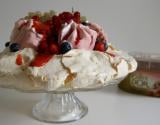 Pavlova aux fruits rouges & glace Carte d'Or® façon glacier fraise et morceaux de meringue