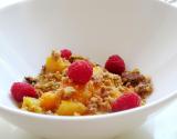 Compotée de melon, d'abricots et de framboises façon crumble