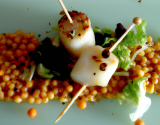 Brochette de St Jacques sur salade de lentilles