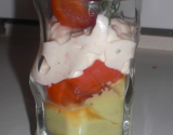 Verrine de crème verrine d'avocat, tomates concassées et crème de crevette