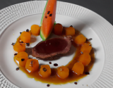 Magret de canard sur copeau de melon, granité au miel et crème de carotte