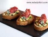 Crostinis au tartare de courgettes marinées, roulé de Bresaola aux arômes d'Italie