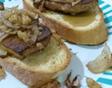 Toasts de foie gras et confit d'oignons aux noisettes