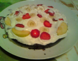 Fondant au chocolat recouvert de chantilly + fruits