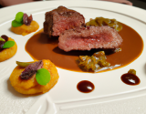 Filet d'agneau en chevreuil, sauce poivrade